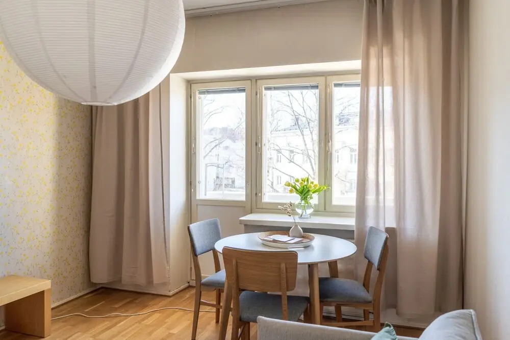 2 Bedroom apartment Steps from the Metro