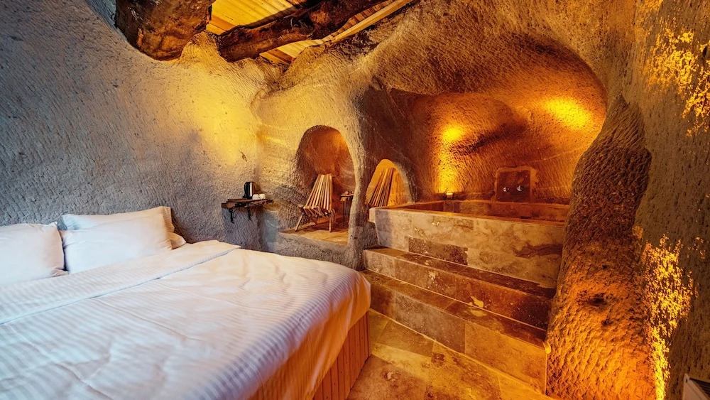 Crassula Cave Hotel