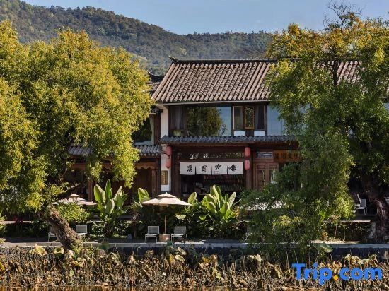 The translation would be: Pumi Hepanshan She Inn (Tengchong Heshun Branch)