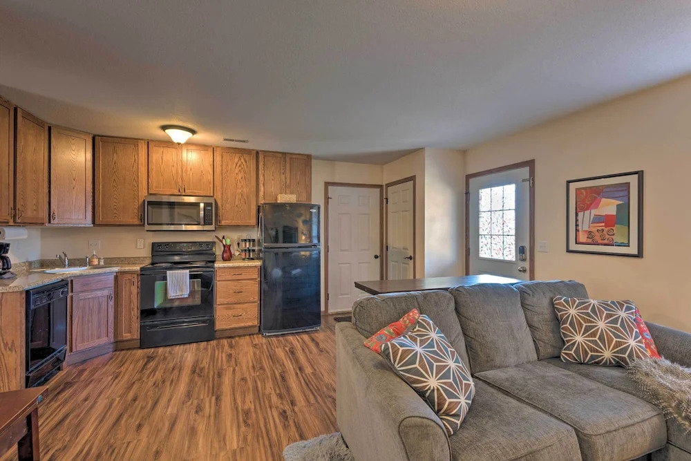 Cozy Cedar Rapids Pad - 2 Blocks to Mercy Care!