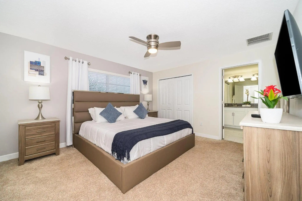LS3151 Storey Lake Home 4 bed 3 Bath Private Pool Lake & Free Waterpark
