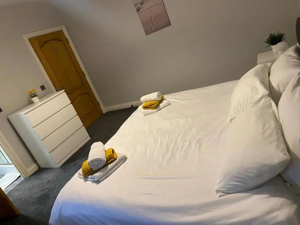 Beautifully refurbished 2 bedroom self-contained apartment with secure parking