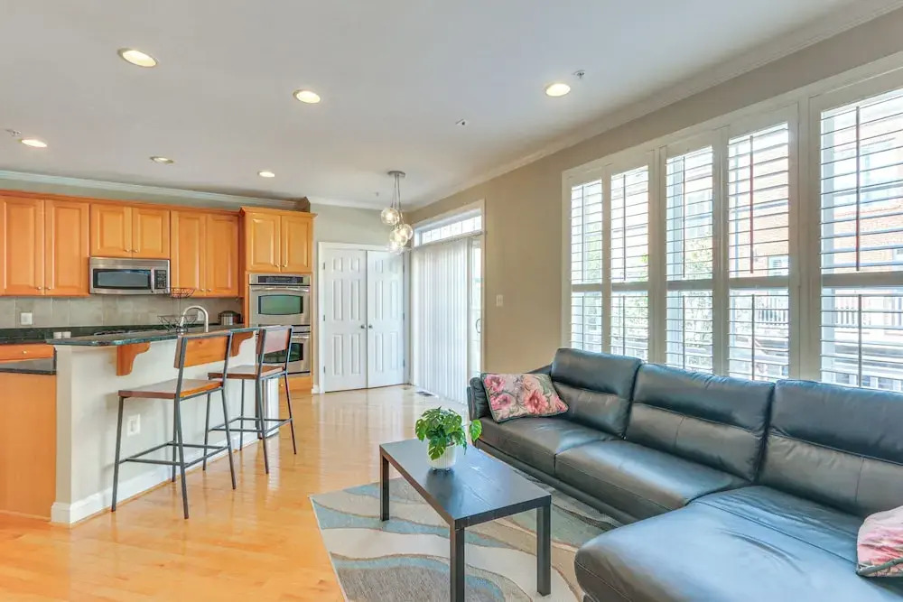 Modern 3BR Townhome 3 Mi to Dulles & Reston TC