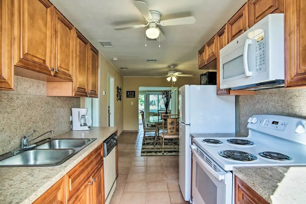 Ft. Lauderdale Townhome on Canal - 3 Mi. to Beach!