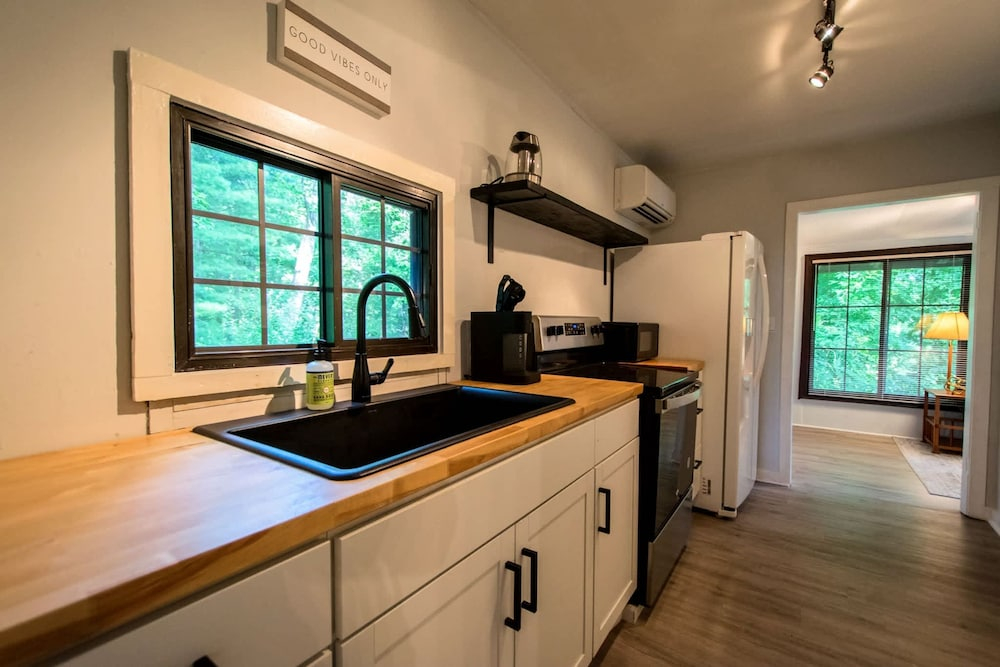 1BR Cottage w Patio Free Tix Near Downtown
