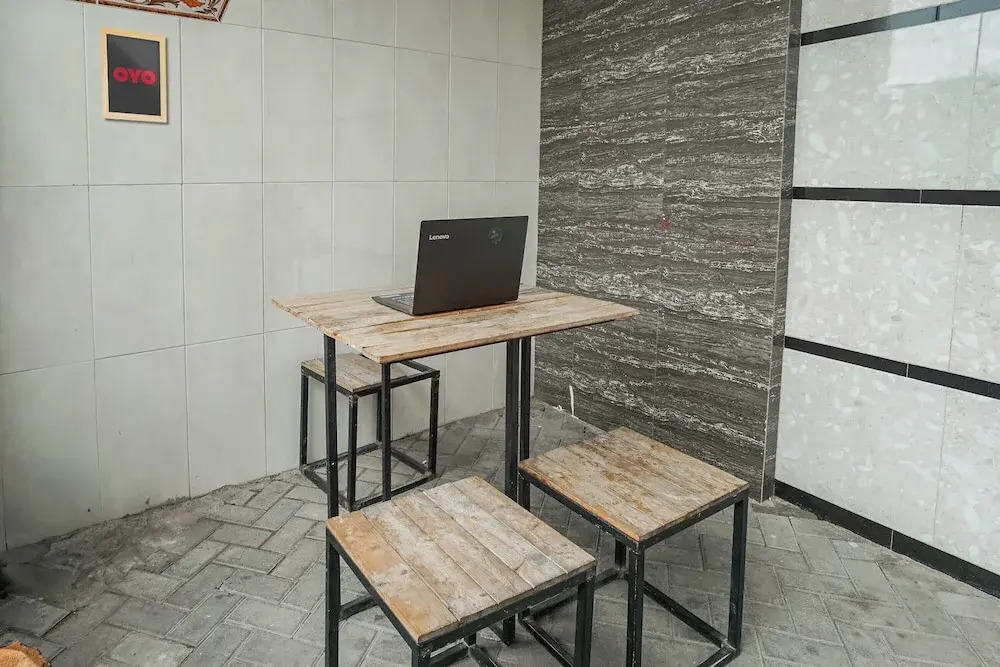 SPOT ON 93967 Hasna Guest House Syariah