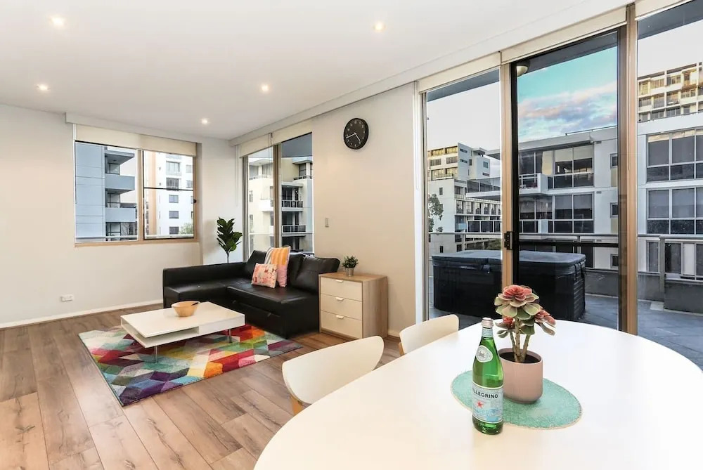 Beautiful home 2beds Apt @Waterloo-Close to CBD