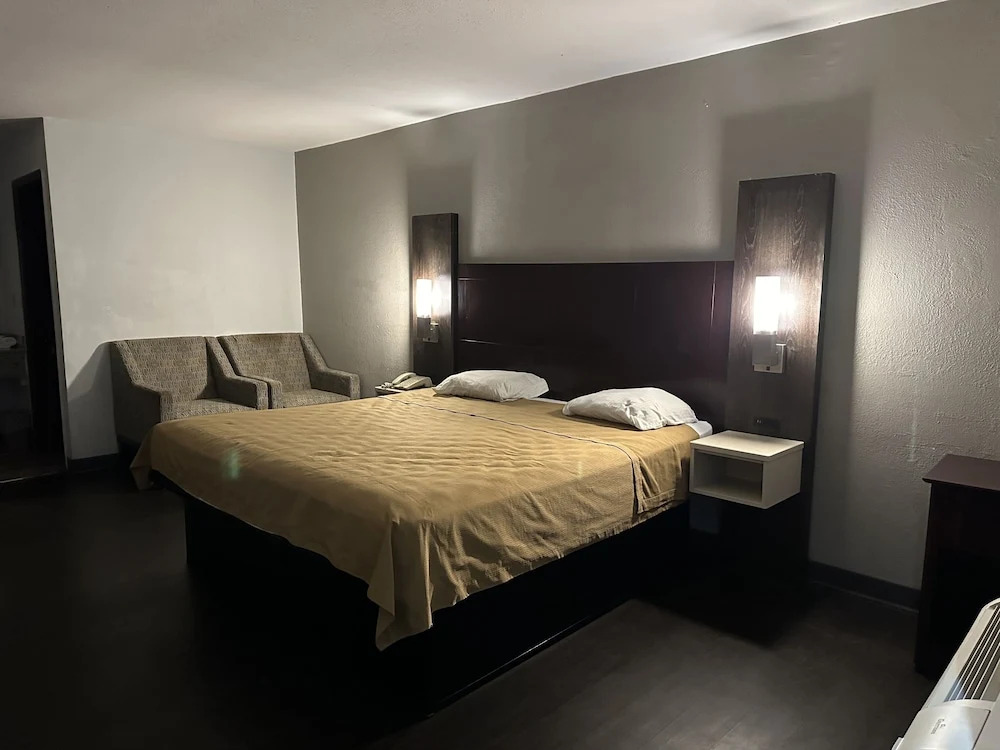 DELUXE INN augusta