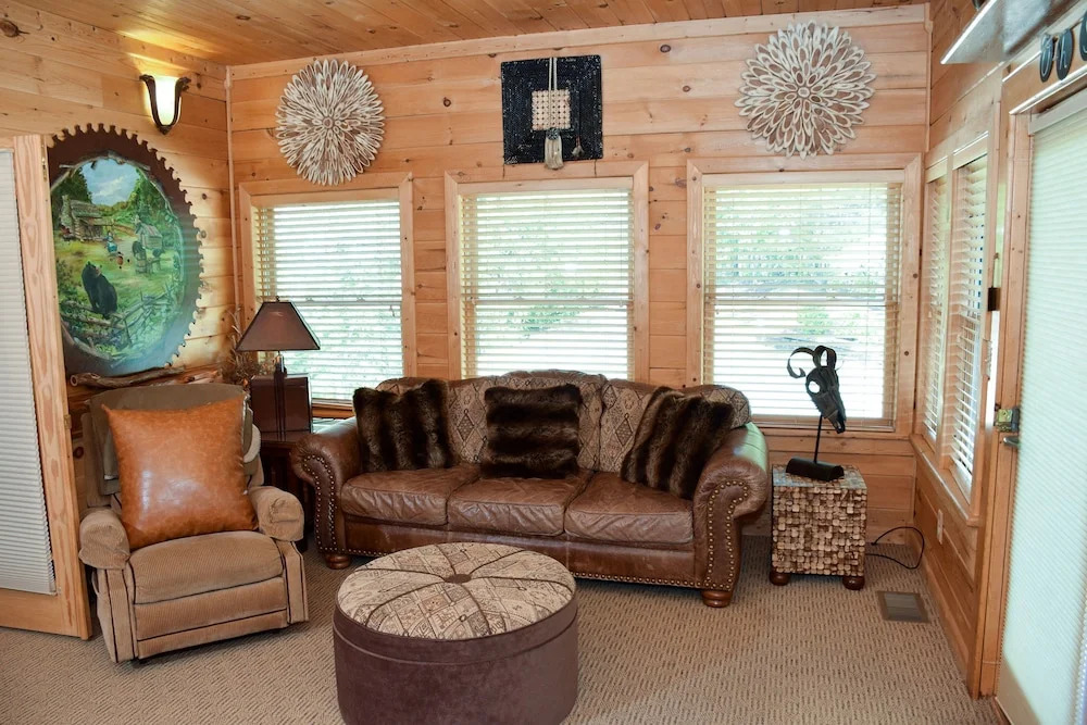 PAPA BEAR'S DEN - 5 Br Cabin