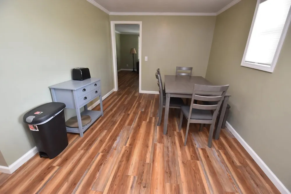 20 min Walk to ND 3 Bedroom 2 Bath Home 54475