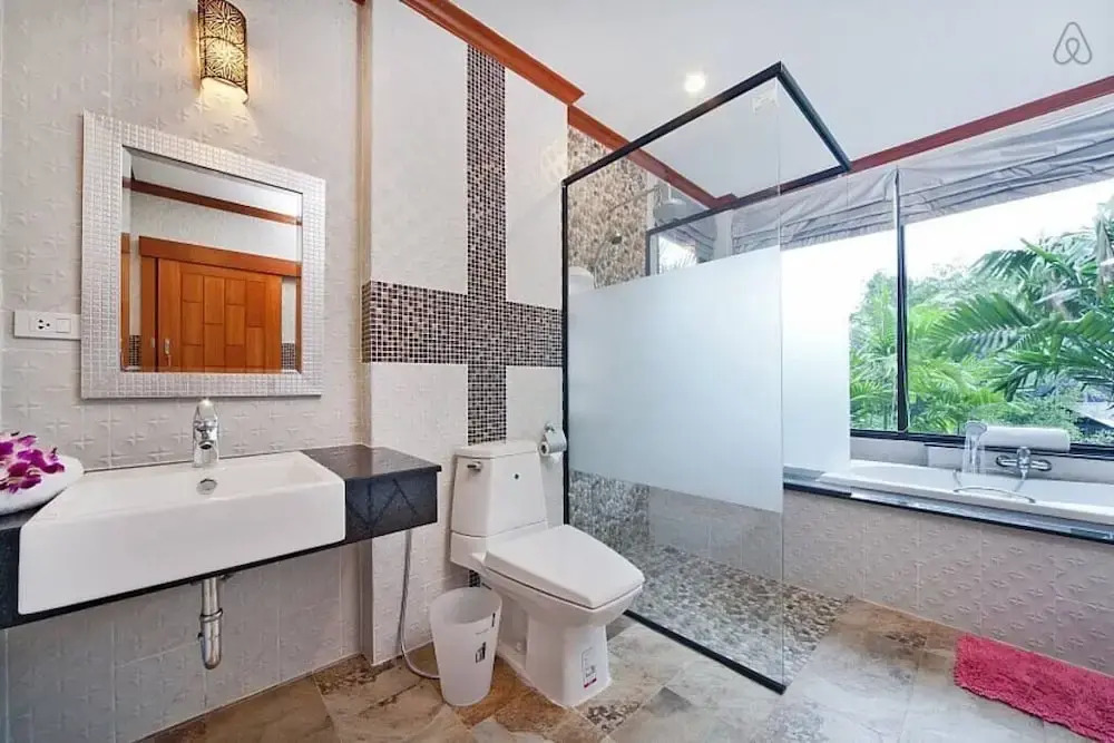 Colorful Thai Heaven HotTub Pool Parking