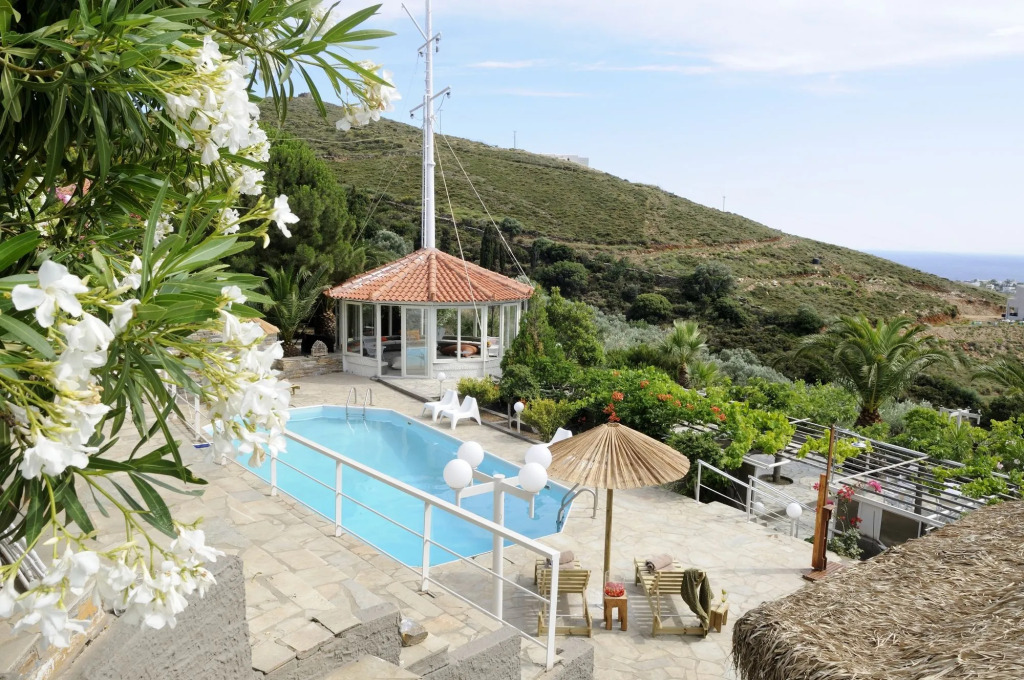 Kymothoi Rooms & Pool Bar