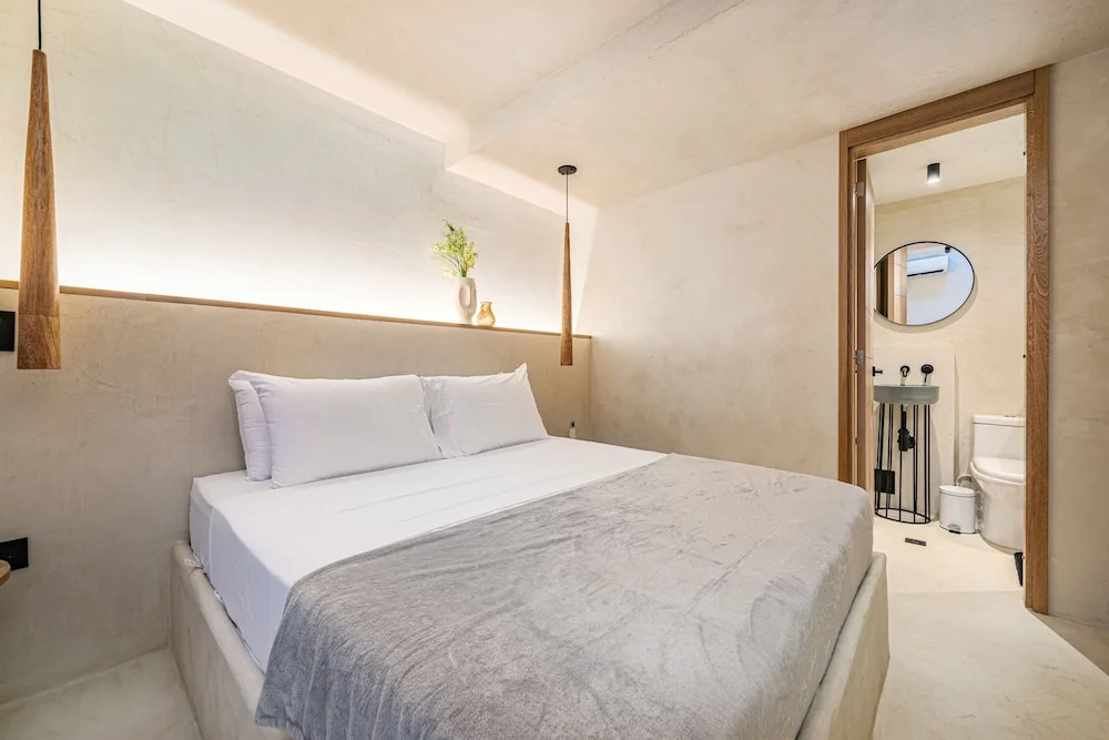 Provenza 6 Bedroom House by HOUSY HOST