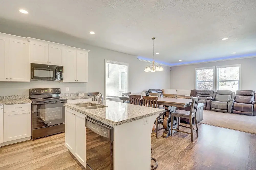8 Mi to Loveland Aquarium: Mtn Home in Herriman!