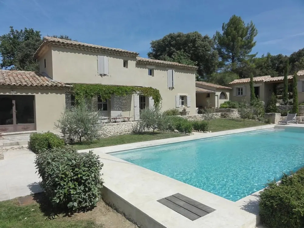 Lush Home in L'isle-sur-la-sorgue With Swimming Pool