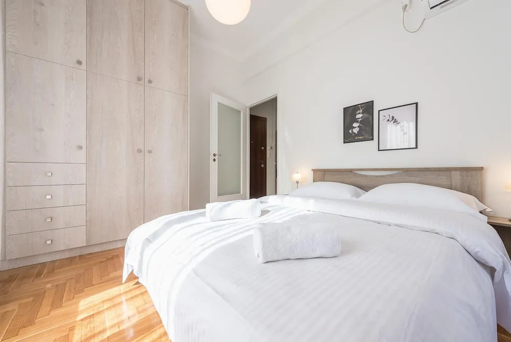 Bright 2 Bdrm apt in the Heart of Athens