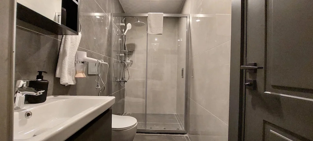 Professionally Maintained Spacious New Suites 6