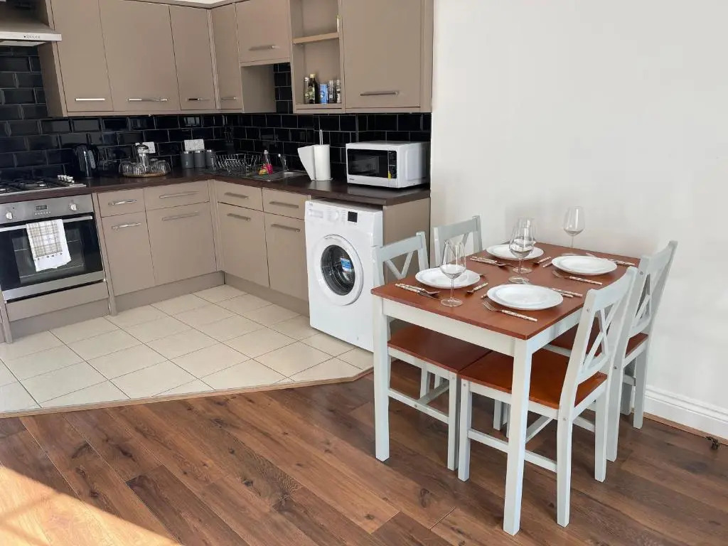 Spacious 2-bed Apartment With Free Parking