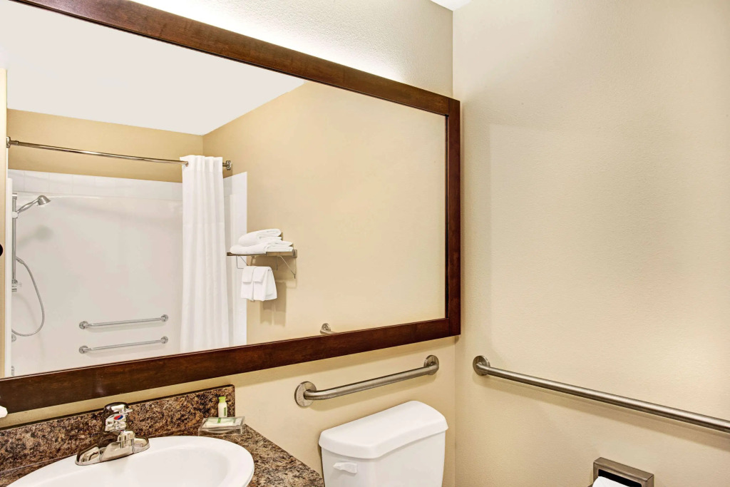 Super 8 by Wyndham Lachenaie/Terrebonne