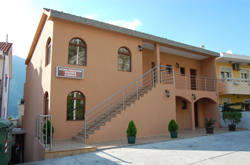 ROOMS & APARTMENTS DOBROTSKI DVORI