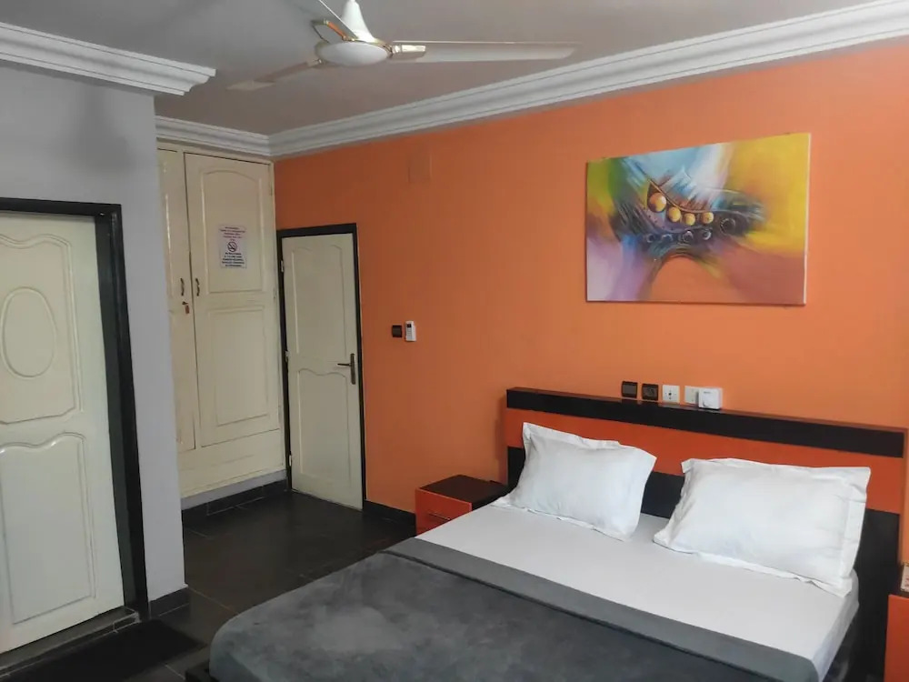 Royal Blue Guest House & Bar