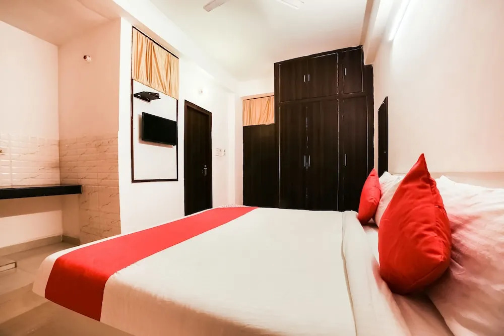 OYO Flagship 30197 Noida Sector 43
