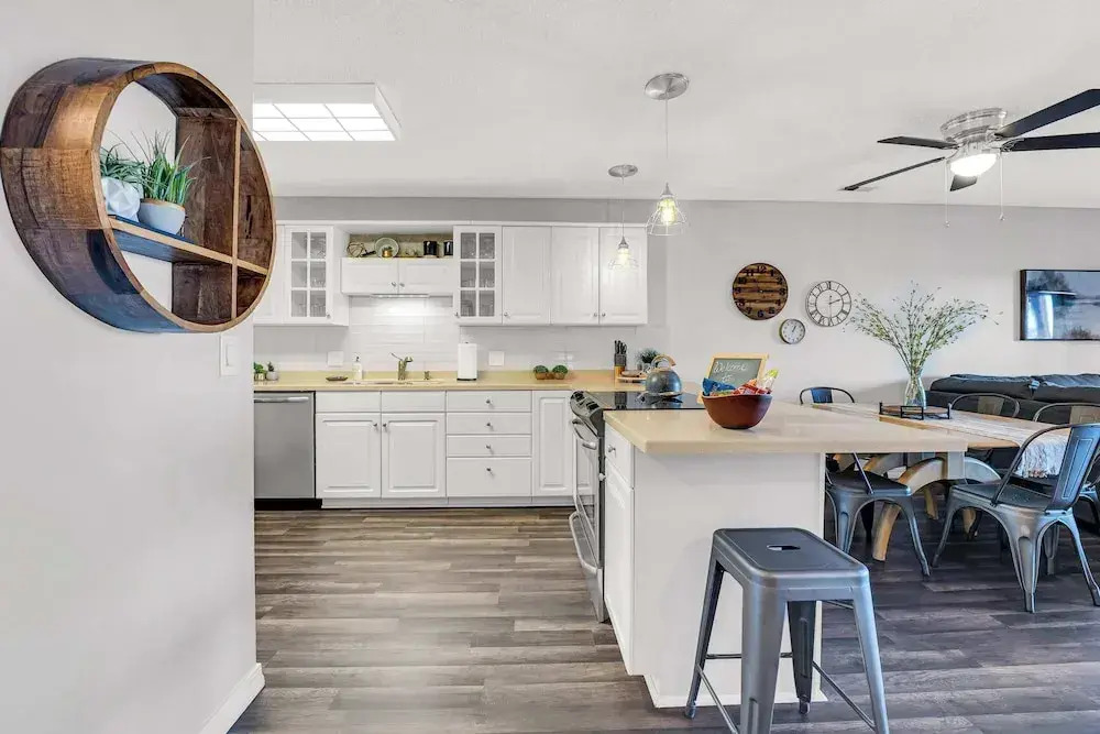 Bright Stylish Condo w/ Balcony