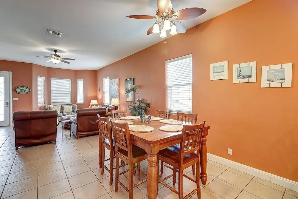 Tropical Niche 3 Bedroom Home by Redawning