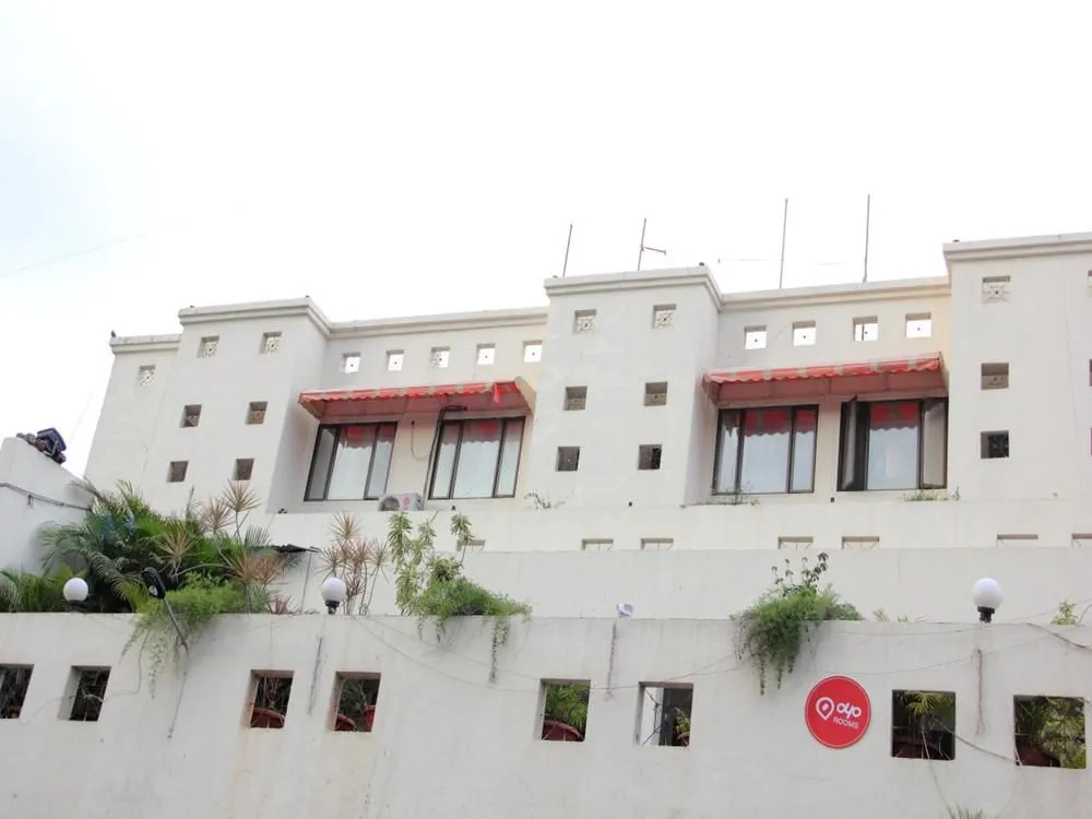 OYO 1065 Hotel HMR Royal Inn