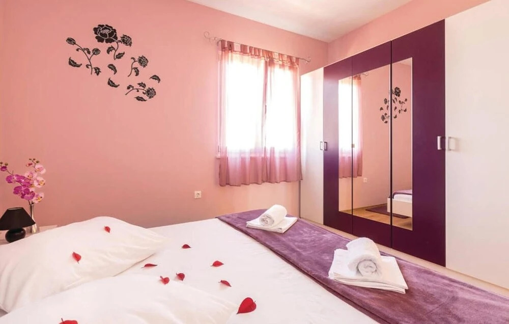 Nice Home in Kastel Luksic With Wifi and 6 Bedrooms