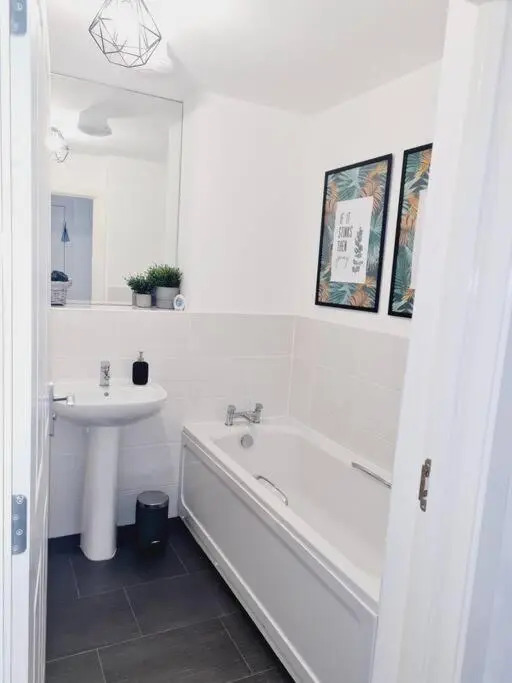 Stylish 2 bedroom Apartment / FREE Gated Parking