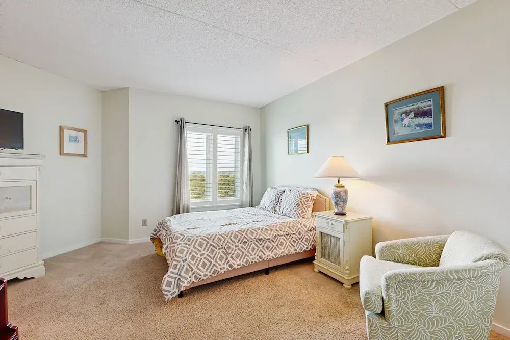 Ocean-view Penthouse With Pool, Balcony & Central AC - Snowbird-friendly