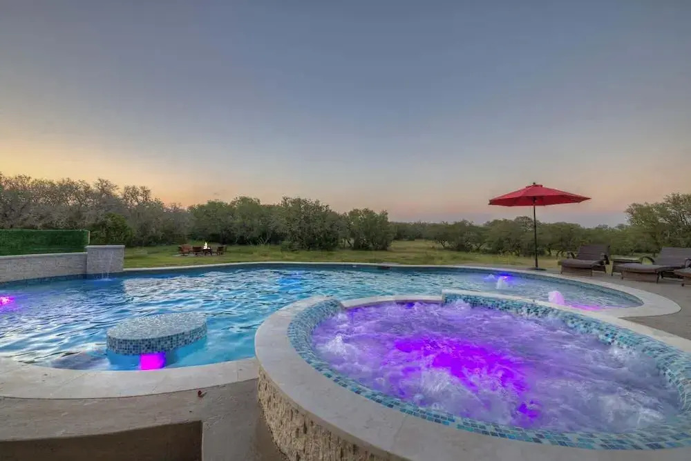 Oakridge Ranch: Pool + Hot-tub, Pickleball Court, Whiskey & Wine Room