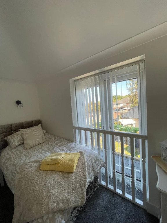 Staysolihull, Large Spacious Corner House,