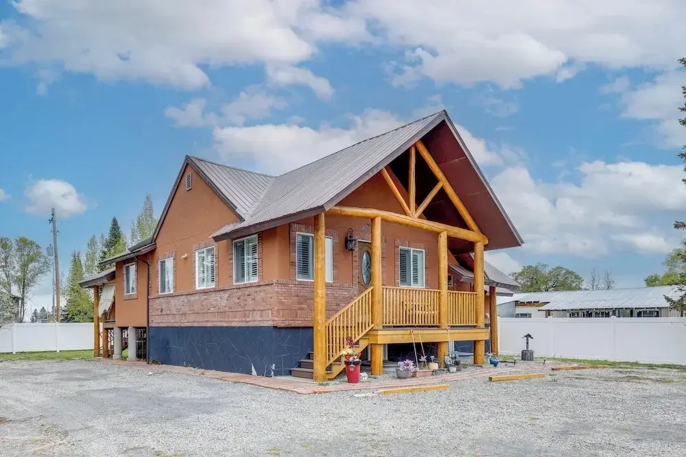 Deck w/ Hot Tub: Ashton 'cozy Cub Cabin'