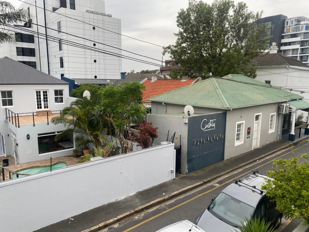 PRIVATE ROOM in Shared Apartment - Centrally Located in Green Point, Cape Town