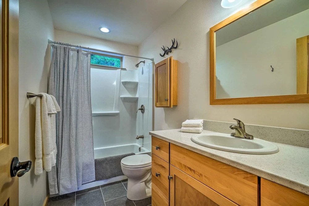 Modern Beaver Valley Cabin w/ Hot Tub & Games!