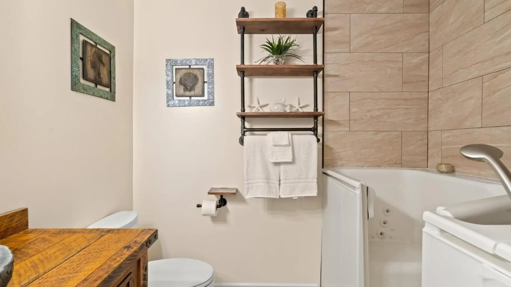 D's Beach Retreat - 2 bedroom townhome in front of Schooners with gulf views & private hot tub!