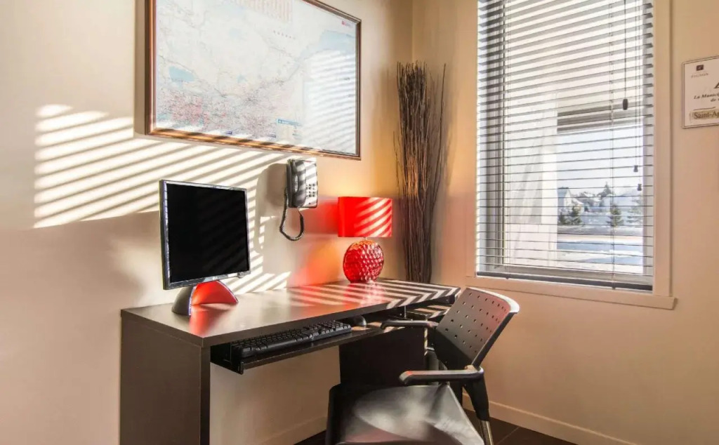 Econo Lodge Inn & Suites