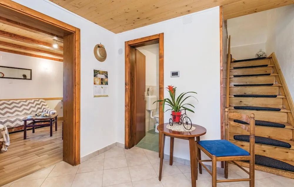 2 Bedroom Gorgeous Home In Fuzine