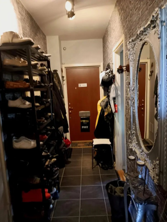 Room-room in Apartment Within Walking di