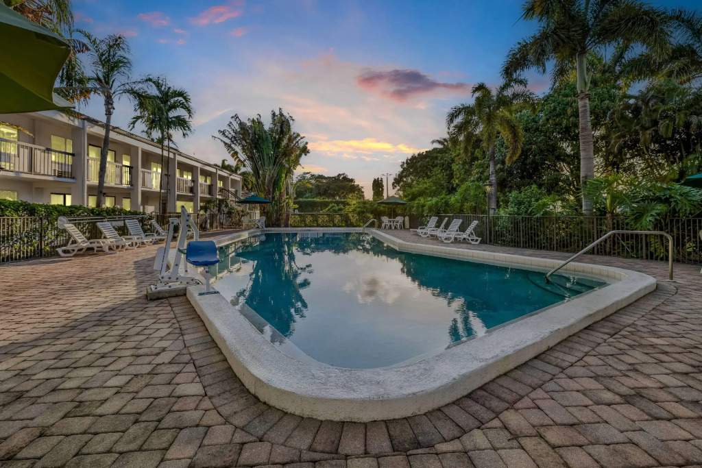 Super 8 by Wyndham Riviera Beach West Palm Beach