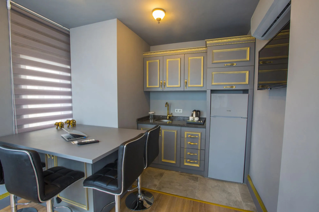 REAL KiNG SUiTE