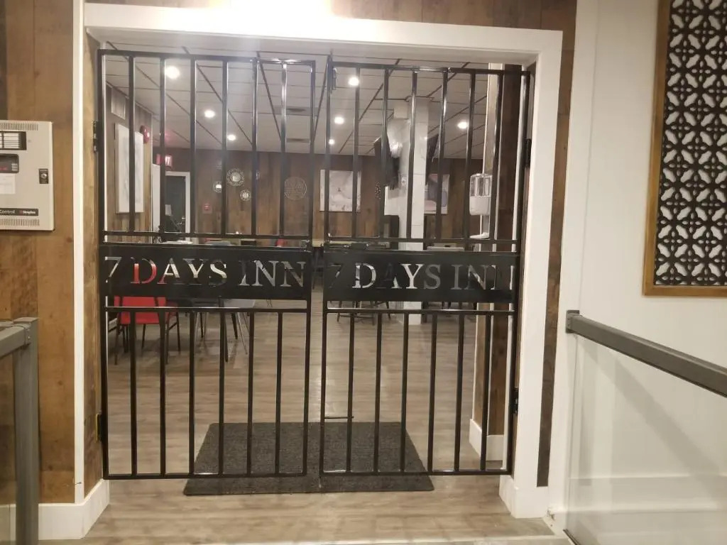 7 Days Hotel