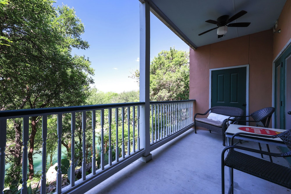 Cozy New Braunfels Condo w/ Community Pool & Grill