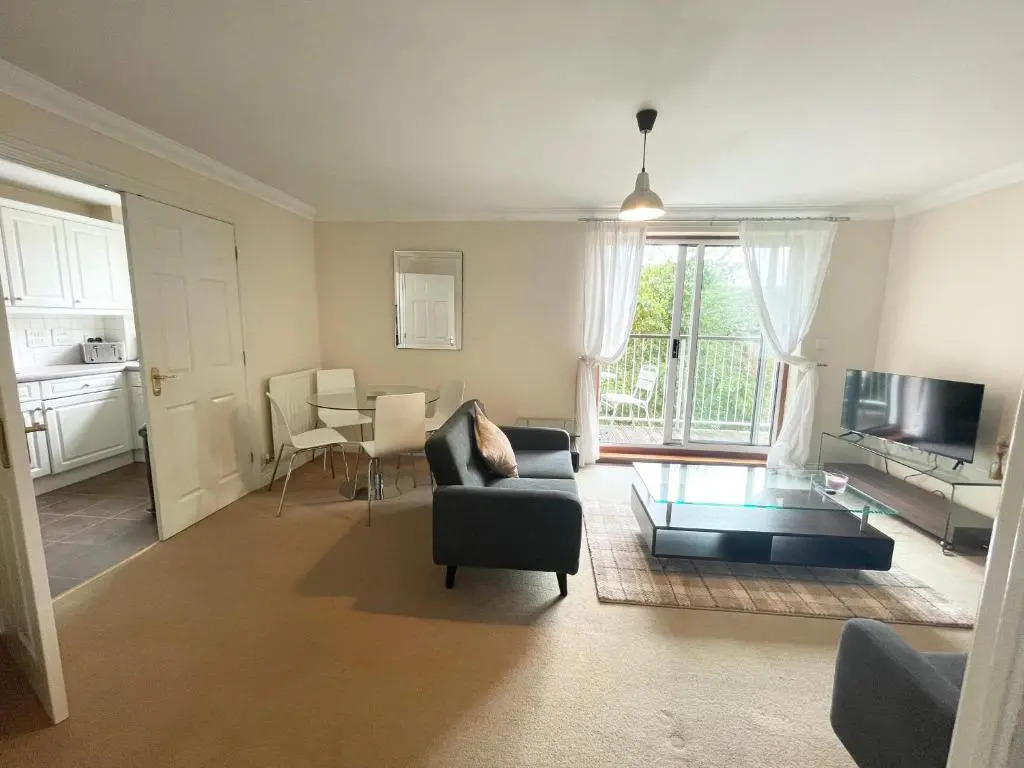 BEST PRICE - AMAZING 2 Bed 2 Bath - 4 Singles or Super King beds, 10 min walk to city centre, Smart Tv, Ensuite, Balcony, FREE PARKING