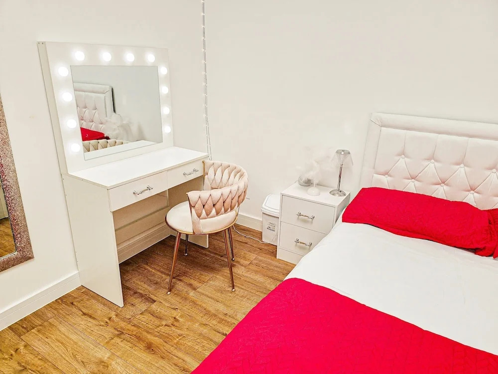 Cleave House - Stylish n Chic 3 Bed House Mins From Central London