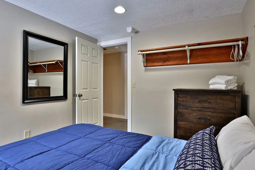 The Killington Bigelow Chalet: Large Ski Home. 8 Br/4.5 Ba/16 People. Hot Tub. Shuttle. Game Room. 8 Bedroom Home