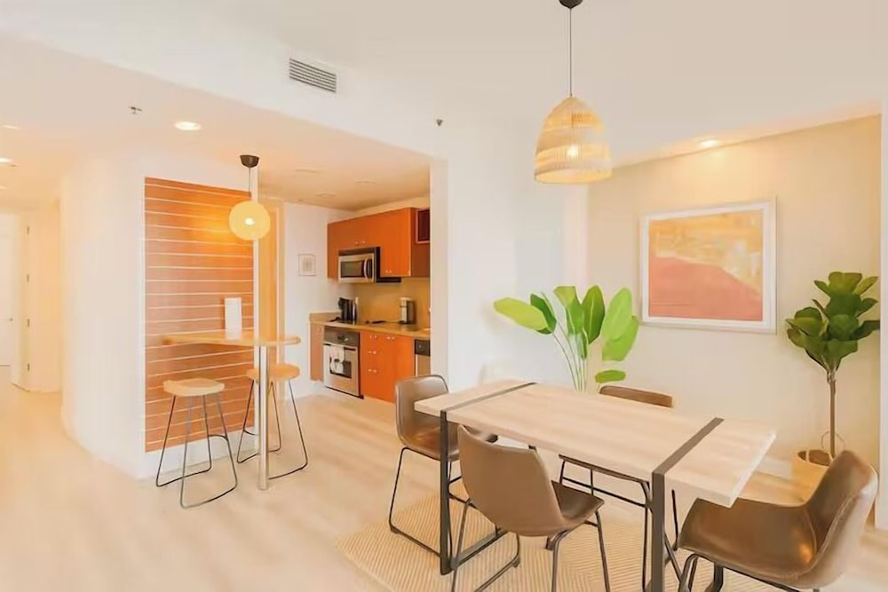 RS Suites - The AKA Residence