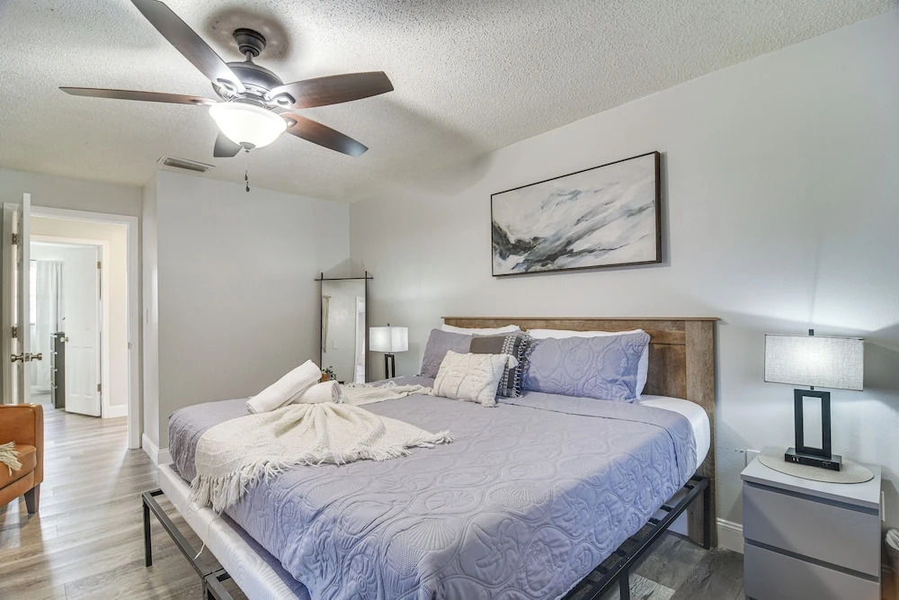 Largo Oasis w/ Pool & Grill: 6 Mi to Beach!